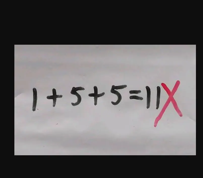 Con làm phép tính ‘1 + 5 + 5 = 11’ bị cô giáo gạch đỏ, bố tưởng cô chấm nhầm, gọi điện hỏi và cái kết ‘bức xúc’