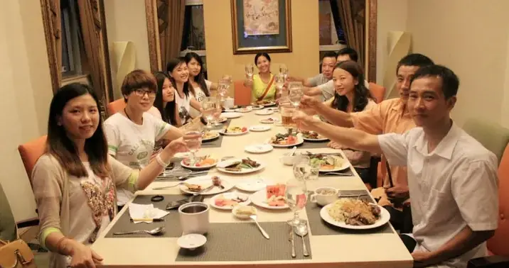 Đi họp lớp, báo 23 người tham gia, tới lúc đi ăn lại thành 52 người: Ăn xong, tôi rời nhóm lớp!