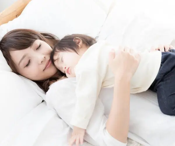 Sự khác biệt giữa những đứa trẻ 'ngủ với mẹ' và 'không ngủ với mẹ' có thể thấy rõ ngay cả trước khi chúng lớn lên