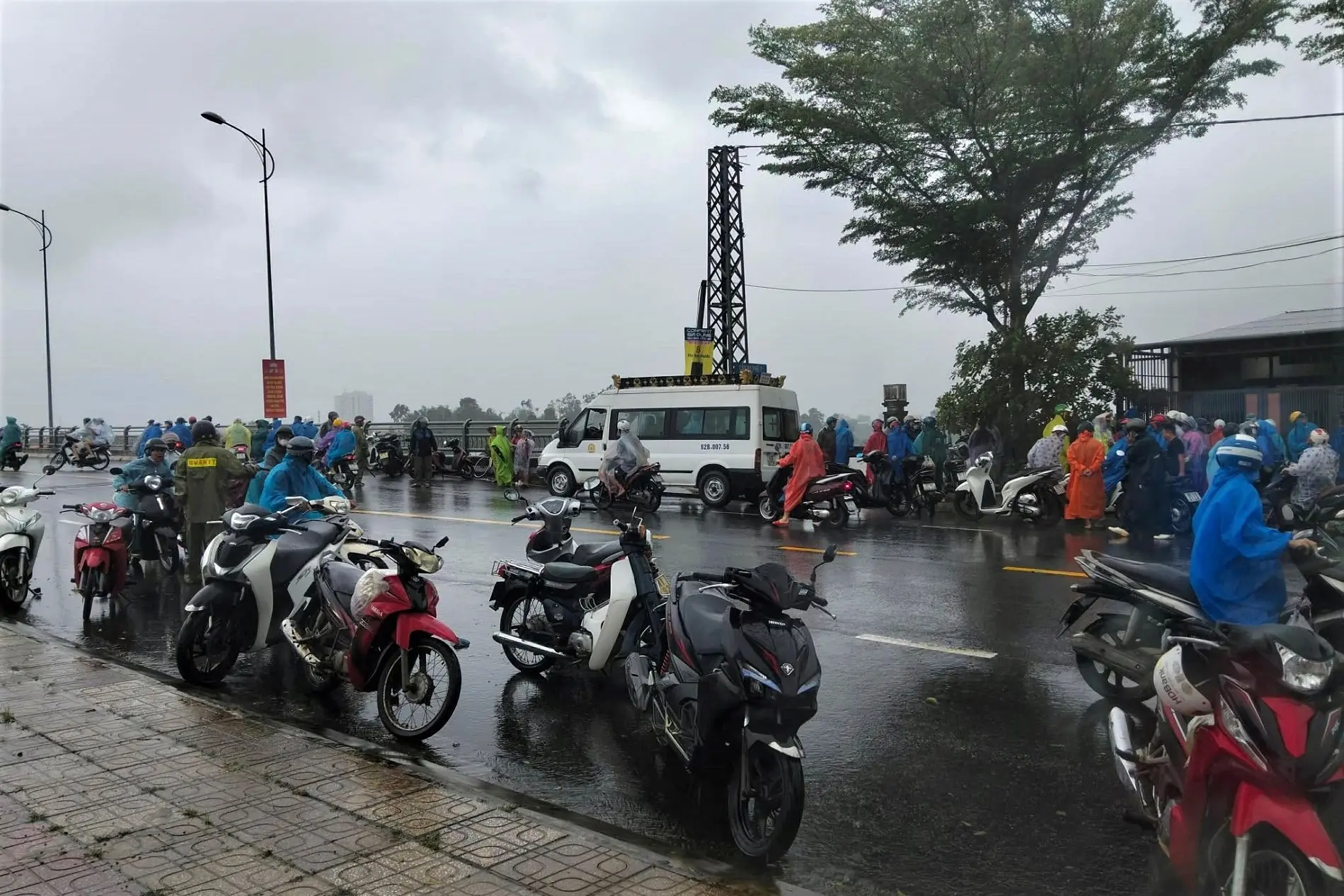 Người phụ nữ bị gió thổi xuống vực tử vong