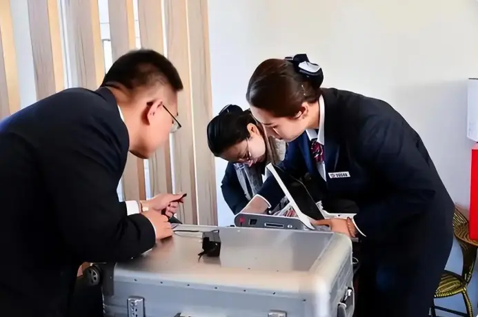 Bị "cảnh sát dởm" yêu cầu nộp vàng, cụ bà 70 tuổi liền bỏ 11 tỷ đồng để mua vàng đem giao: Cái kết có hậu hơn cả chuyện cổ tích!