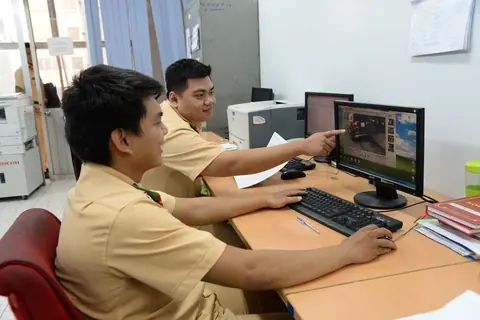 CSGT công khai ghi hình phạt nguội, xe máy bất chấp vi phạm: 'Không thấy biển báo'