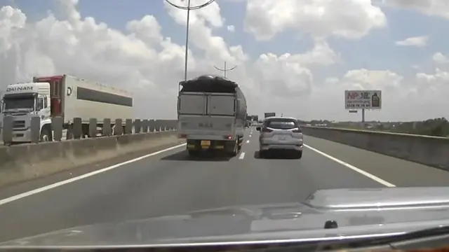 Tài xế ủng hộ cấm xe tải đi làn trái, 'dẹp nạn' dàn hàng trên cao tốc