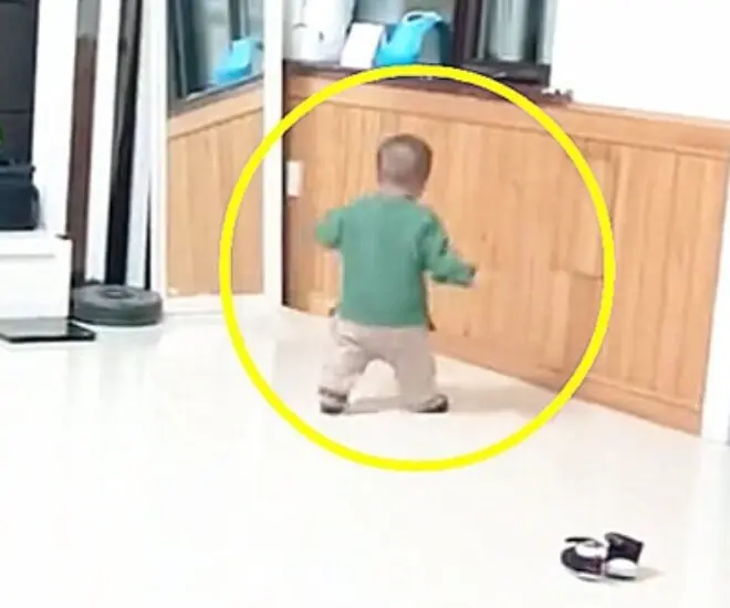 Nghịch ngợm nên bị mắng, cháu trai 1 tuổi liền có hành động khiến bà nội thất kinh, CĐM lên tiếng cảnh tỉnh