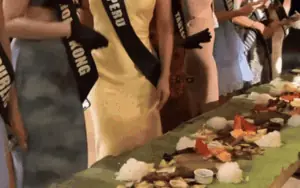 Cuộc thi hoa hậu gây sốc: Thí sinh ăn bốc bằng tay, món bày trên lá chuối