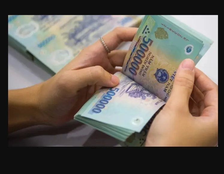 Lương cơ sở 2,34 triệu đồng/tháng, công chức trẻ chỉ sống bằng niềm tin và mì gói 10 ngày cuối tháng