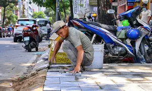 Xe máy leo lề, đi ngược chiều 'căn bệnh giao thông' khó chữa ở TP.HCM?