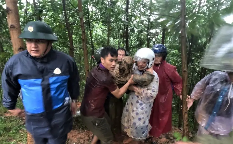 Th:ót ti:m giải c:ứu nam tài xế bị cuốn xuống vực ở Đà Nẵng