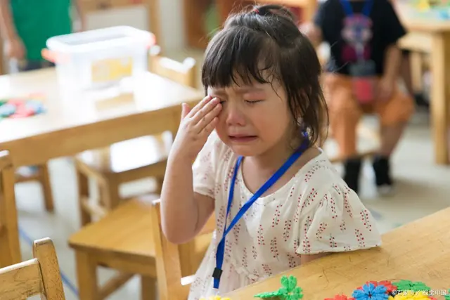 Bé gái 4 tuổi đi học về cứ nói "Cô giáo không thích con", phụ huynh không tin nhưng soi camera xong, tức tốc đến gặp Hiệu trưởng