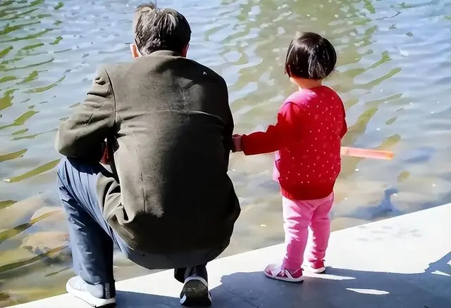 Bé gái 4 tuổi về nhà kể: "Có người đi theo con", mẹ lén theo dõi, phát hiện sự thật thì bật khóc nức nở