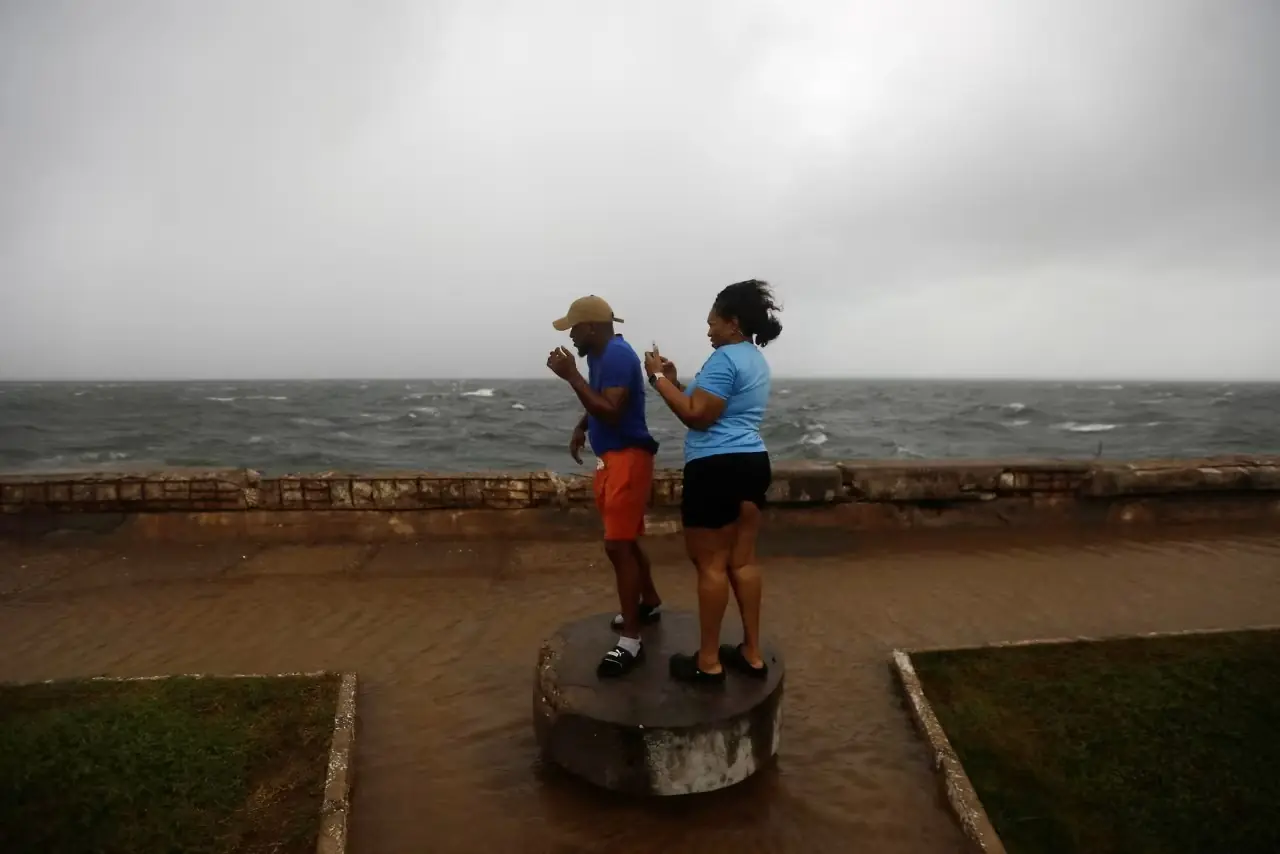 Siêu bão Melissa mạnh nhất hành tinh đổ bộ Jamaica, nhiều khu vực chìm trong biển nước, cảnh báo nguy hiểm từ cá sấu