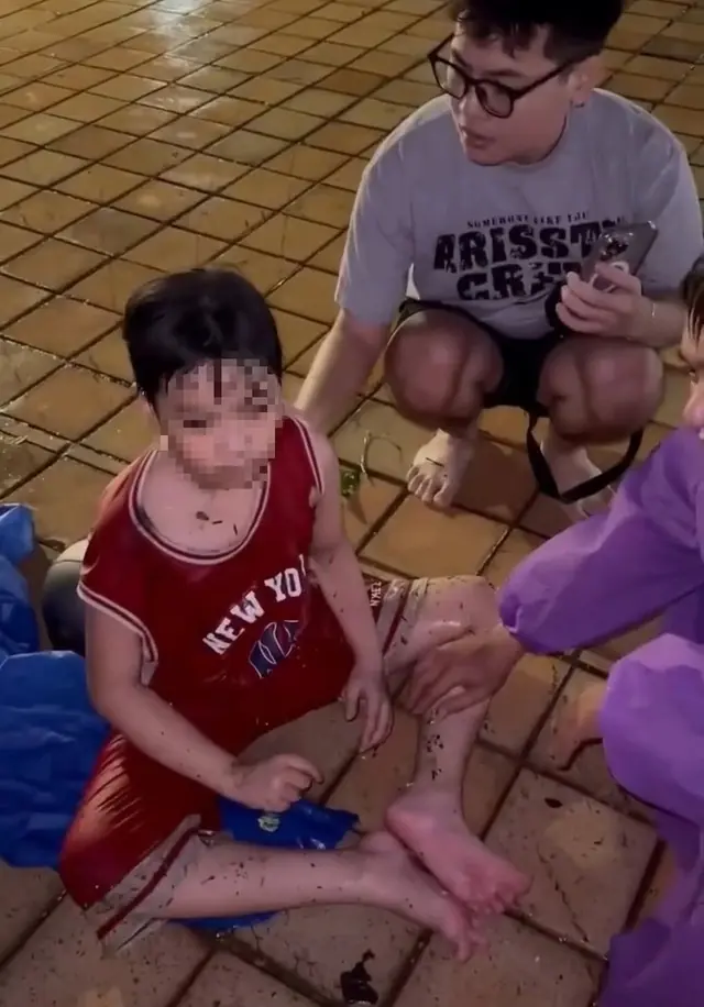 Đà Nẵng: Bé trai được c:ứ:u sống khi đang l:ênh đ:ênh trên sông Hàn, khoảnh khắc khiến tất cả vỡ òa