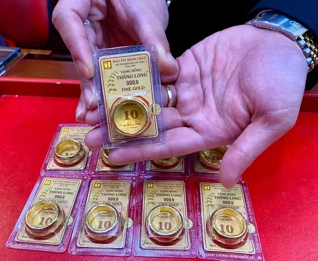 Người phụ nữ ở Hà Nội mang 120 chỉ vàng đi bán đúng ngày giá “tuột dốc”, t:iết l:ộ g:iá m:ua vào mà ch:oáng