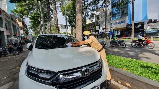 'D:ính' ph:ạt nguội 17 lần cùng một lỗi ở một điểm: Vì sao CSGT không thông báo?