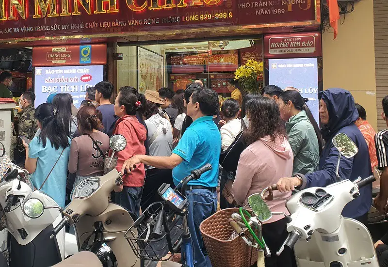 Lỡ “đu đỉnh”, người đàn ông ở Hà Nội vội mang vàng đi cắt lỗ thì gặp cảnh bất ngờ, băn khoăn