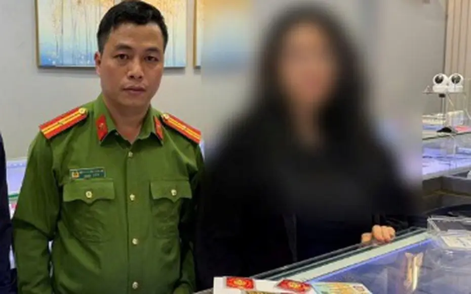 Cô gái 19 tuổi đi bán vàng với biểu hiện lạ, công an lập tức mời về trụ sở