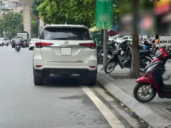 Vạch kẻ trắng liền sát vỉa hè để làm gì? Nhiều người vẫn 'hiểu nhầm'