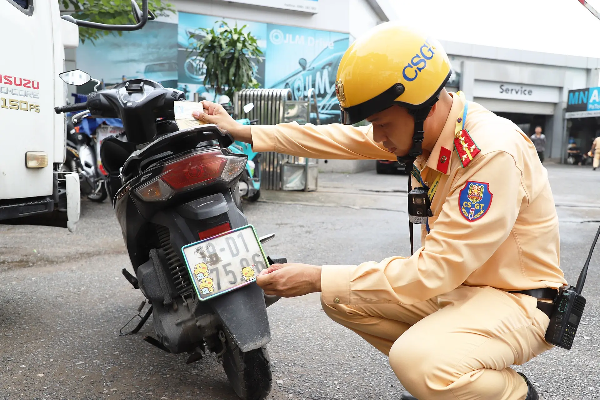'Sợ' ca:mera AI, tài xế dán băng dính che biển số nhưng không thoát ph:ạt
