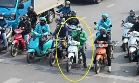 Nhiều nước ph:ạt sử dụng điện thoại cả khi dừng đèn đỏ