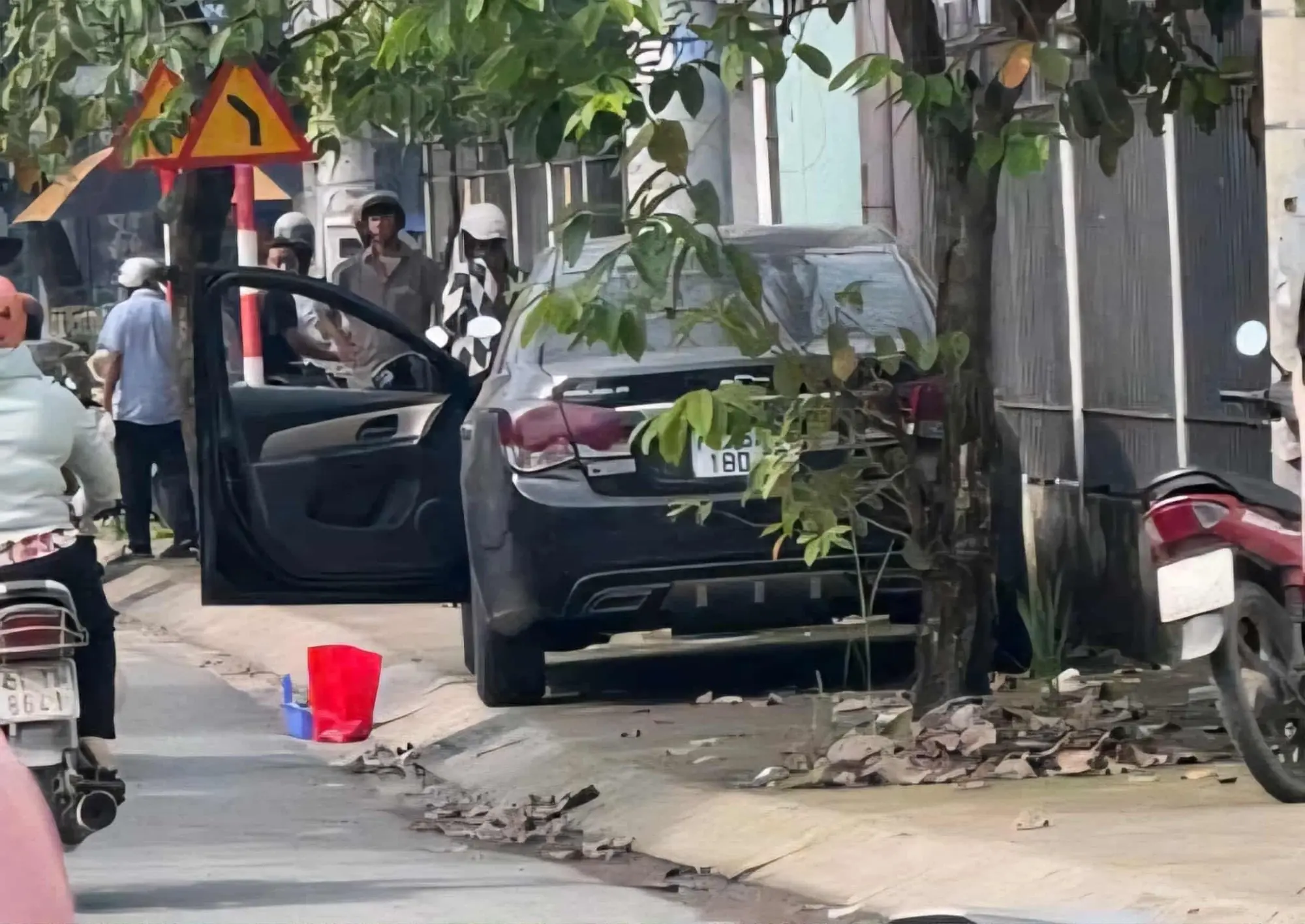 Thithe cô gái trong cốp ôtô đậu ven đường TP HCM