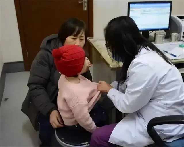 Bé gái 5 tuổi liên tục kêu “đau mông”, đi khám bác sĩ lắc đầu: “Đến muộn rồi!”