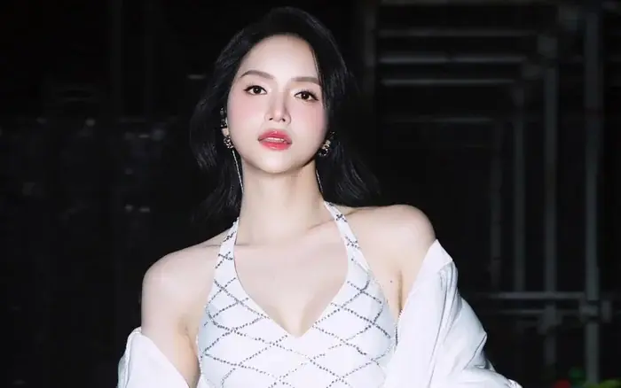 Hành động gây chú ý của Hương Giang khi vừa đến Thái Lan thi Miss Universe