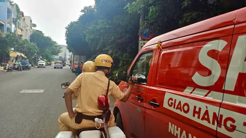 Hàng loạt ô tô đậu quanh sân bay Tân Sơn Nhất bị CSGT ghi hình, phạt nguội
