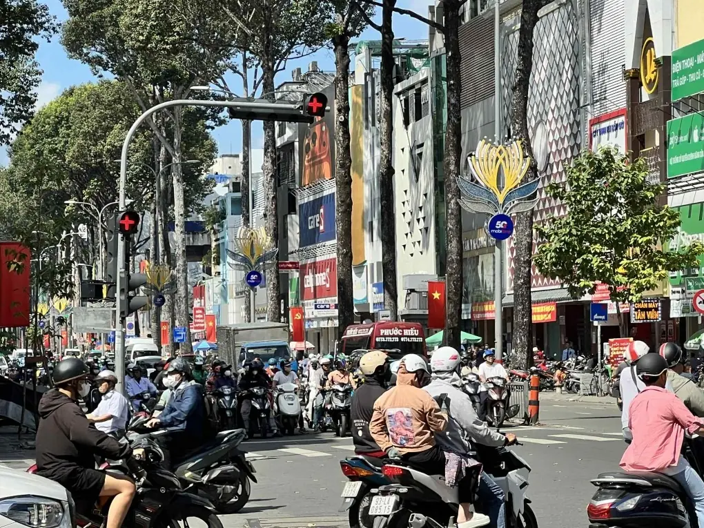 Vì sao có đèn dấu cộng màu đỏ tại các giao lộ?