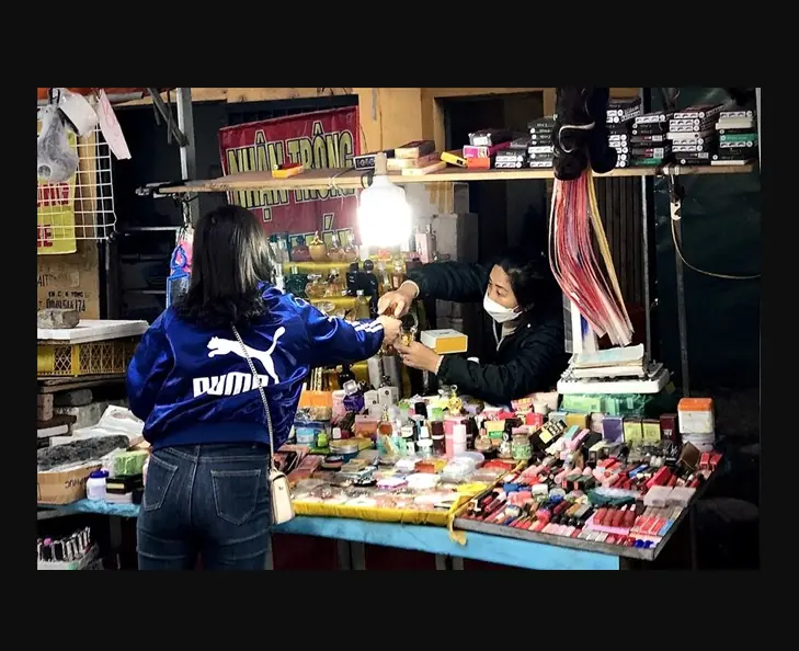 Cặp vợ chồng bán nước hoa giả, thu lợi 19 tỷ đồng bị bắt