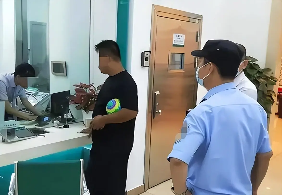 Vừa nhận 400 tỷ đồng đền bù đất, tài khoản của người đàn ông bị trừ sạch còn 0 đồng, giám đốc ngân hàng tuyên bố: "Tôi chỉ muốn tốt cho anh"