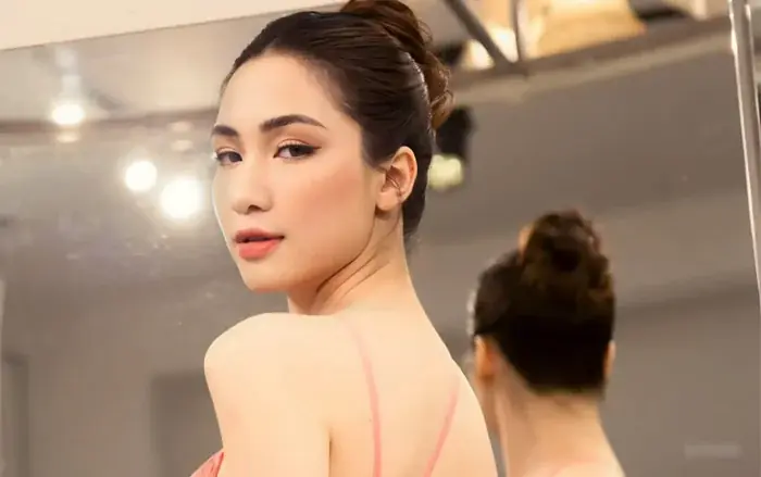 'Dậy sóng' Hòa Minzy được một người đặc biệt ẵm ra xe ô tô, danh tính quá quen thuộc