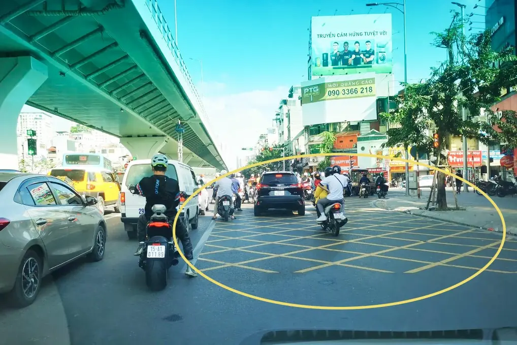 Tài xế cần cẩn thận khi đi trên vạch mắt võng để tránh bị ph:ạt nặng