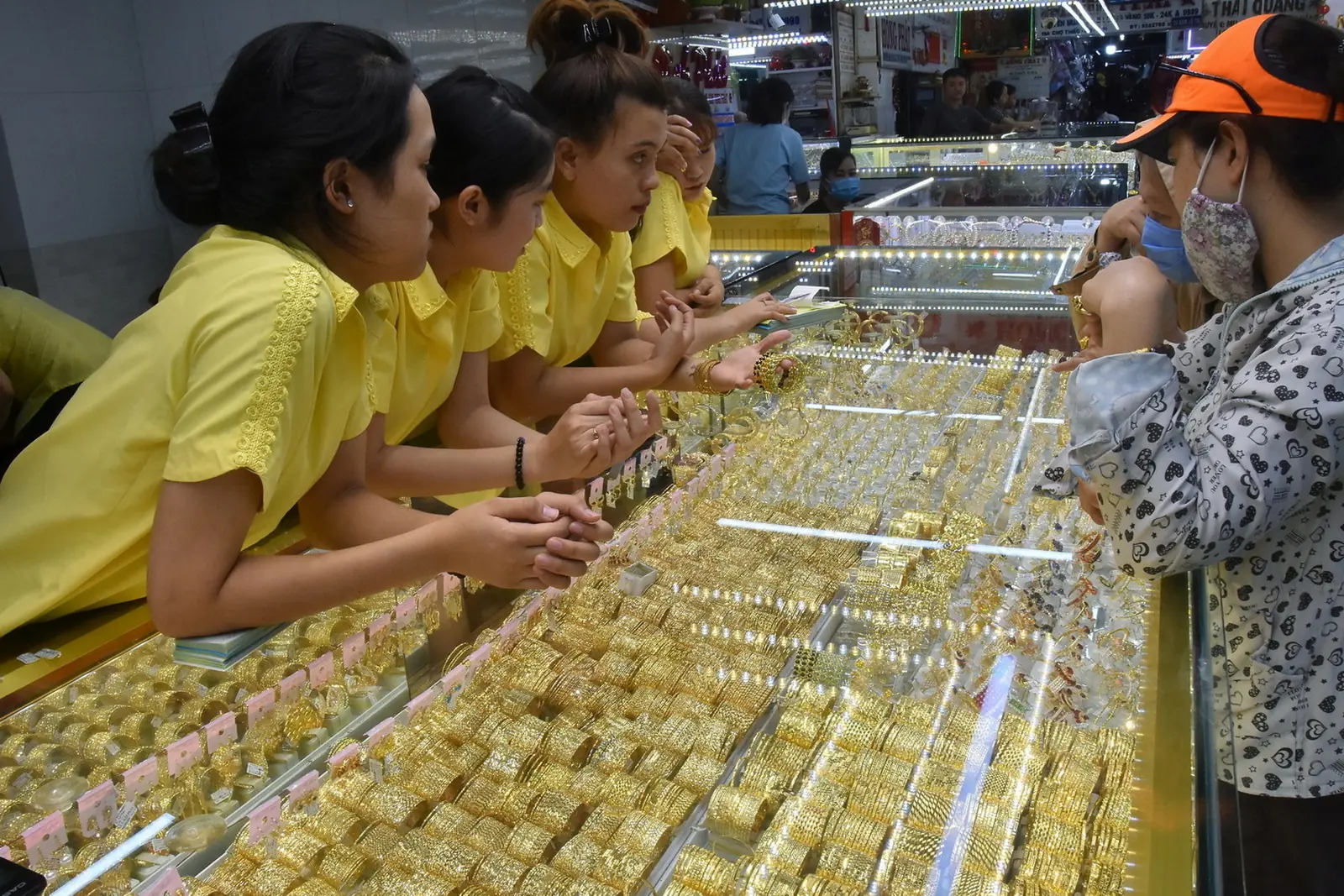 SJC giảm mạnh doanh số bán vàng