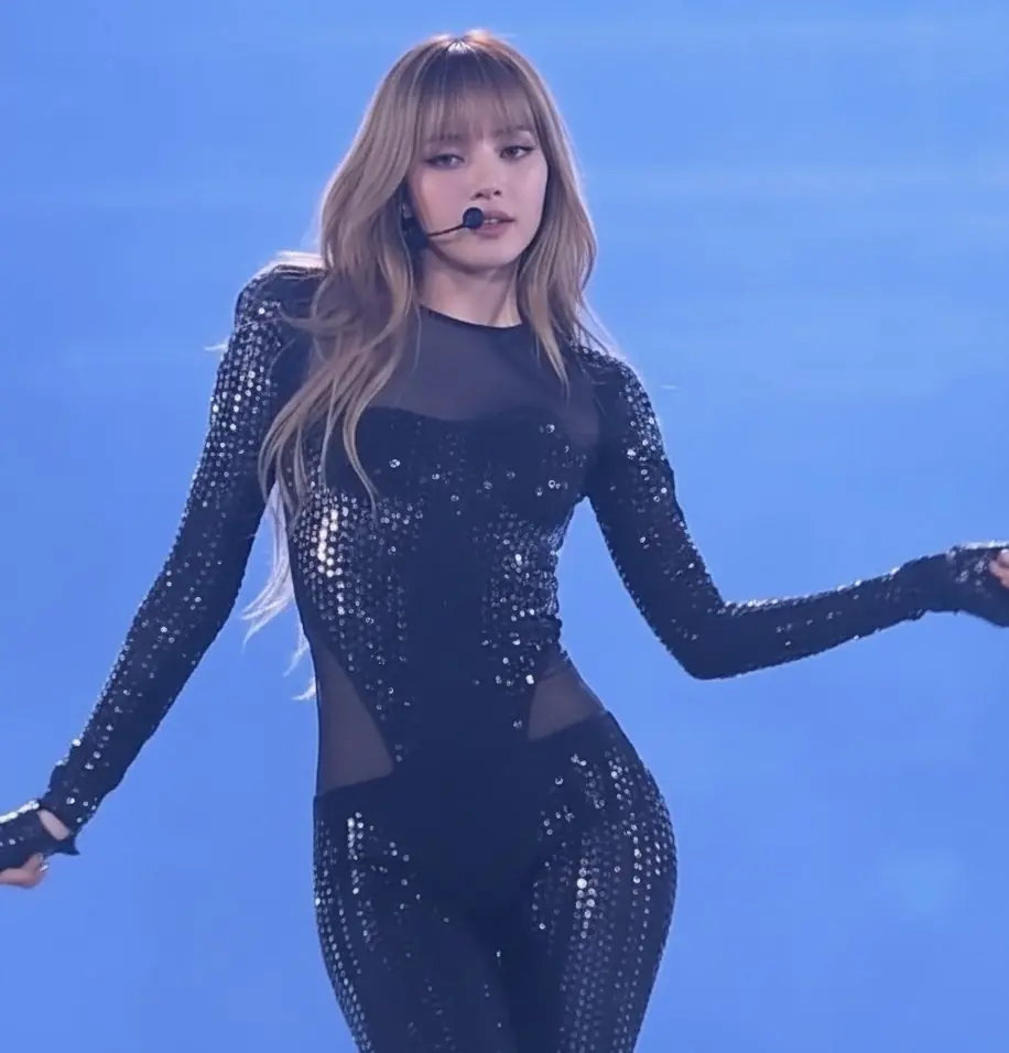 Lisa cho cả thế giới thấy "vòng 3", đến Indonesia lại chỉ được... thấy vải!