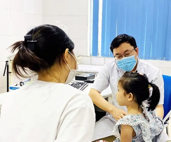 Gia tăng trẻ mắc cúm A lúc giao mùa: Khi nào cần nhập viện, có nên cho trẻ nghỉ học để tránh lây lan?