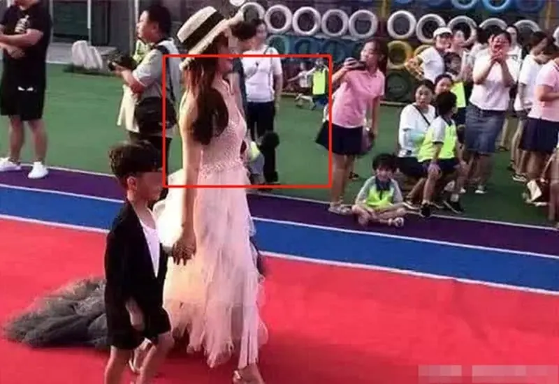 Sự thật về trang phục của bà mẹ trẻ khiến cô giáo phàn nàn tại buổi họp phụ huynh