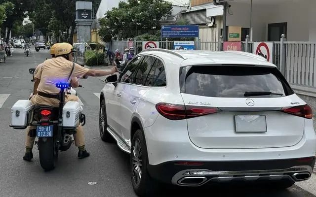 Dừng, đỗ ô tô để ăn uống, tài xế ngỡ ngàng vì bị ph:ạt nguội