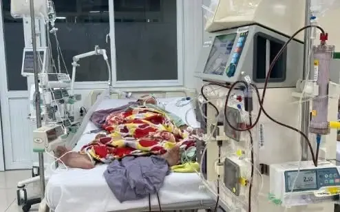 Bé trai 2 tuổi phải lọc 🩸 liên tục sau 7 ngày được người lớn vệ sinh lưỡi