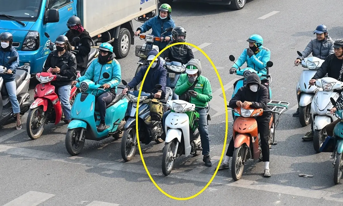 Người đi xe máy có bị phạt nguội vì dùng điện thoại lúc dừng đèn đỏ không, quy định cụ thể ra sao?