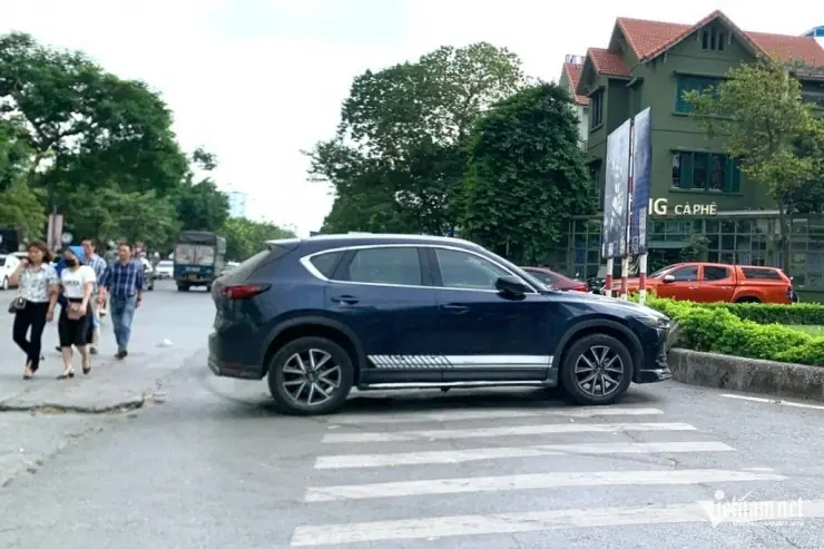 Dừng đỗ, quay đầu ô tô tại phần đường của người đi bộ có thể bị phạt tới 22 triệu đồng