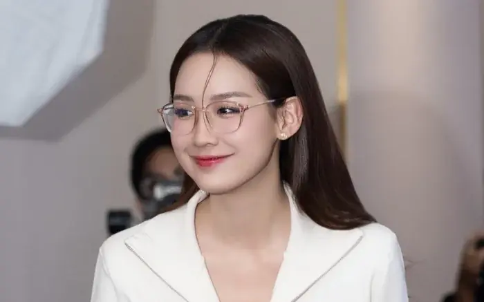 'Bắt tận tay' Hoa hậu Bảo Ngọc làm điều này giữa chốn đông người, biết lý do ai cũng vừa thương vừa cười