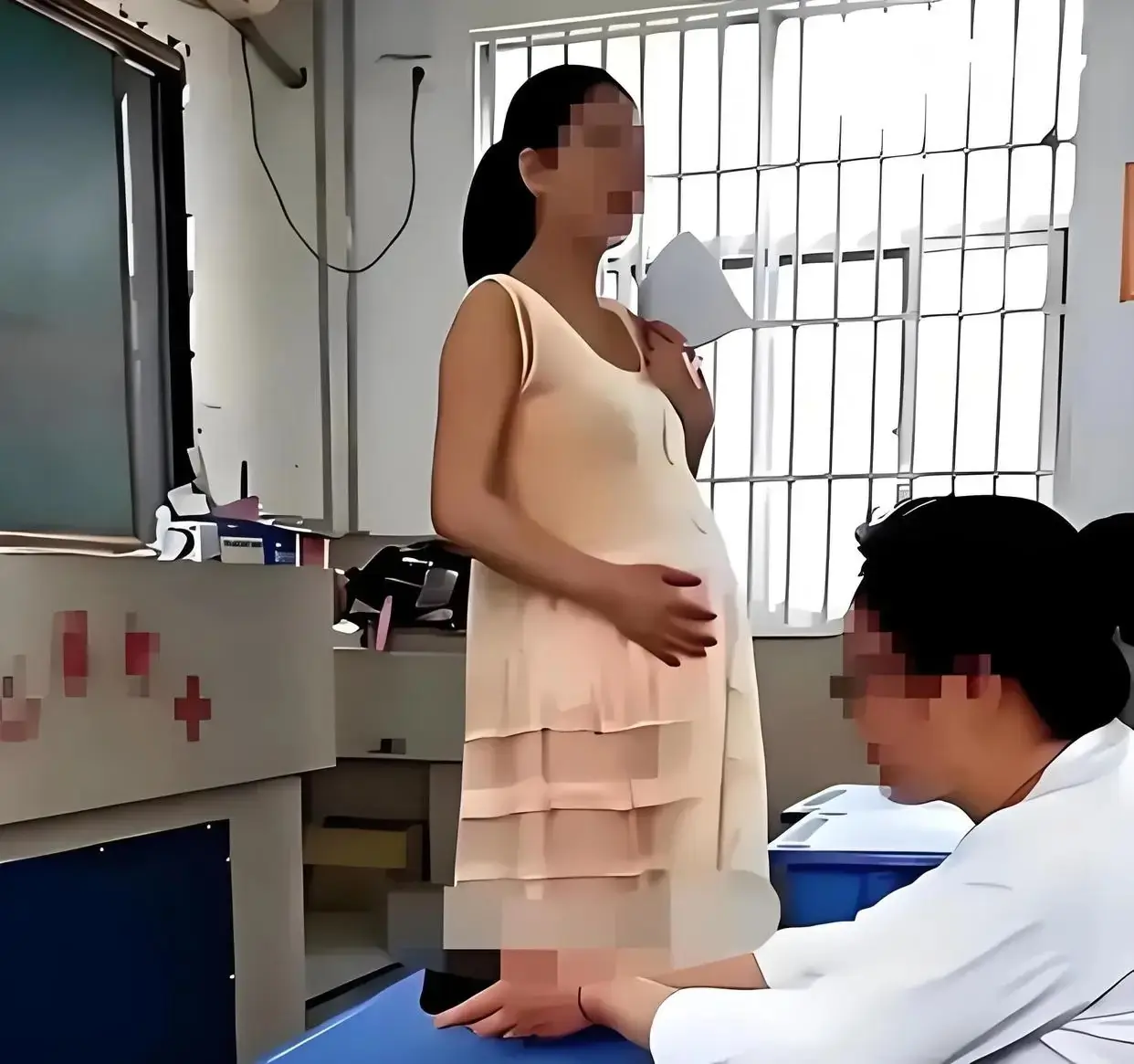 TQ: Cô giáo bị phụ huynh ý kiến vì "ăn mặc phô ra bụng bầu"