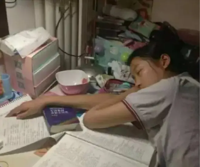 Nửa đêm thấy phòng con gái vẫn sáng đèn, mẹ đẩy cửa kiểm tra thấy con nằm gục trên bàn học, gọi mãi không dậy