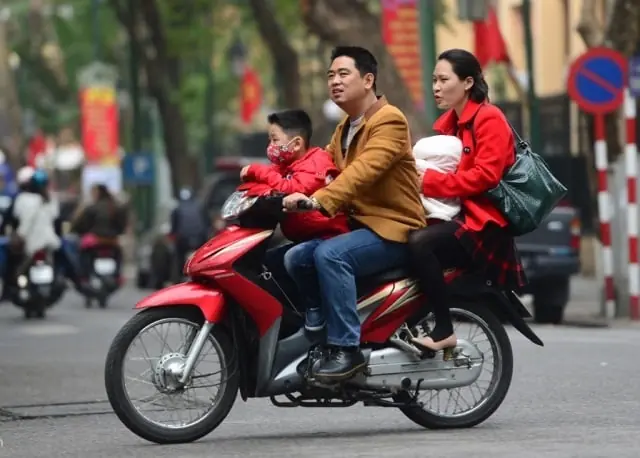 Khách hàng không đội mũ bảo hiểm, cả khách lẫn tài xế đều có thể bị phạt theo Nghị định 168