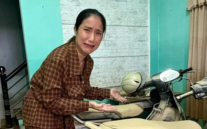 Sao nữ Vbiz nghẹn ngào trước cảnh nhà ngập đầy bùn đất sau 3 đợt lũ liên tiếp ở Huế