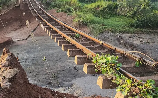 Đường sắt Bắc Nam bị chia cắt, 9 tàu khách phải nằm chờ