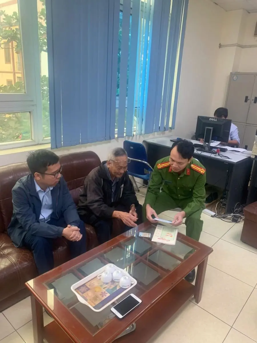 Cụ ông 70t gửi tiết kiệm 300 triệu đồng ở VietinBank, khi đến rút nhân viên ngân hàng lập tức báo CA xã vào cuộc