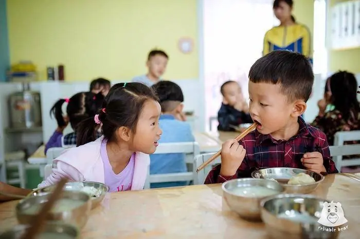 Cô khen “Ở lớp con ăn nhiều lắm” nhưng bé luôn than đói, mẹ tức giận đi kiện thì xấu hổ