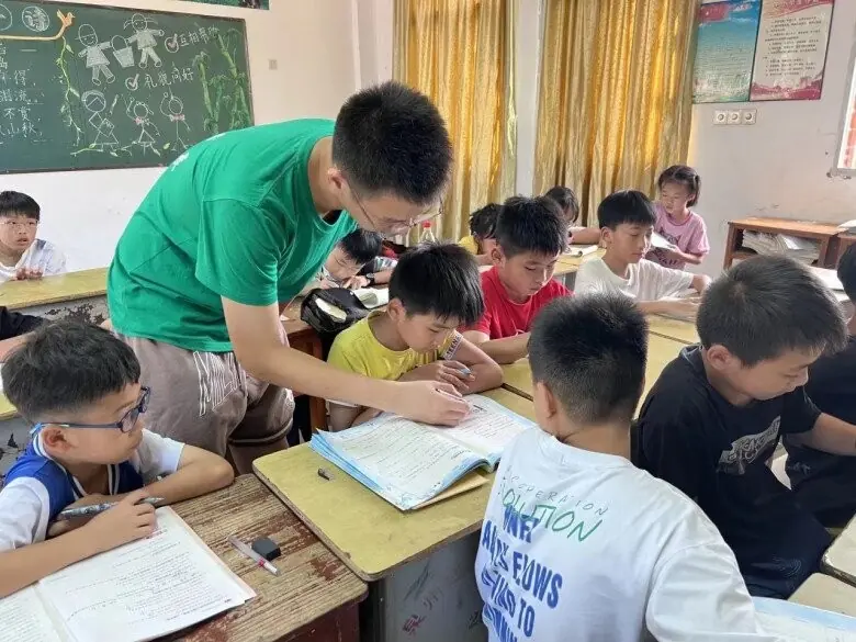 "Tổng số tuổi của bố và con gái là 100. Bố 50 tuổi. Con bao nhiêu tuổi?", học sinh trả lời là 50 bị cô gạch sai