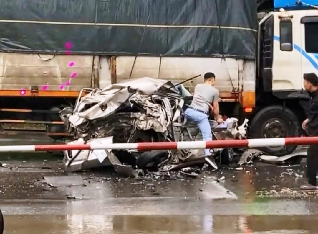 Ninh Bình: T:ai n:ạn hy hữu, xe con bị "vò nát" tài xế vẫn bình an chui ra từ bên trong